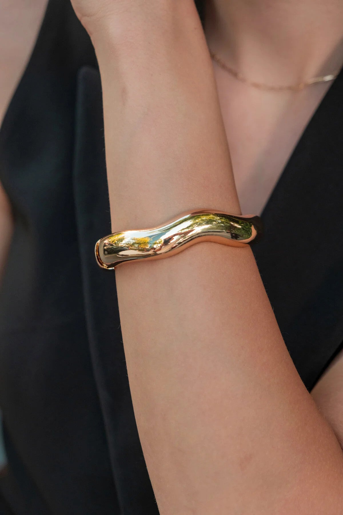 Dalgalı Model Asimetrik Kelepçe Bileklik Altın Kaplama 17cm