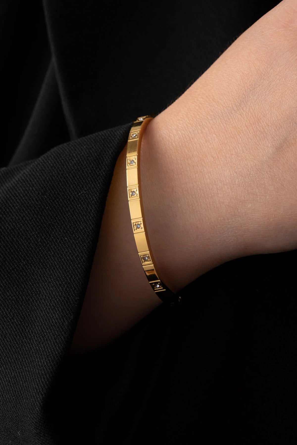 Çelik Taşlı İnce Kelepçe Bileklik Kararmaz