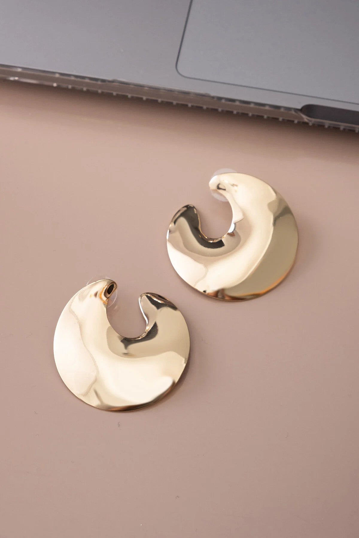 Ayna Plaka Küpe Asimetrik Kıvrımlı Yeni Sezon Büyük Halka Plaka Küpe Altın Renk 4cm