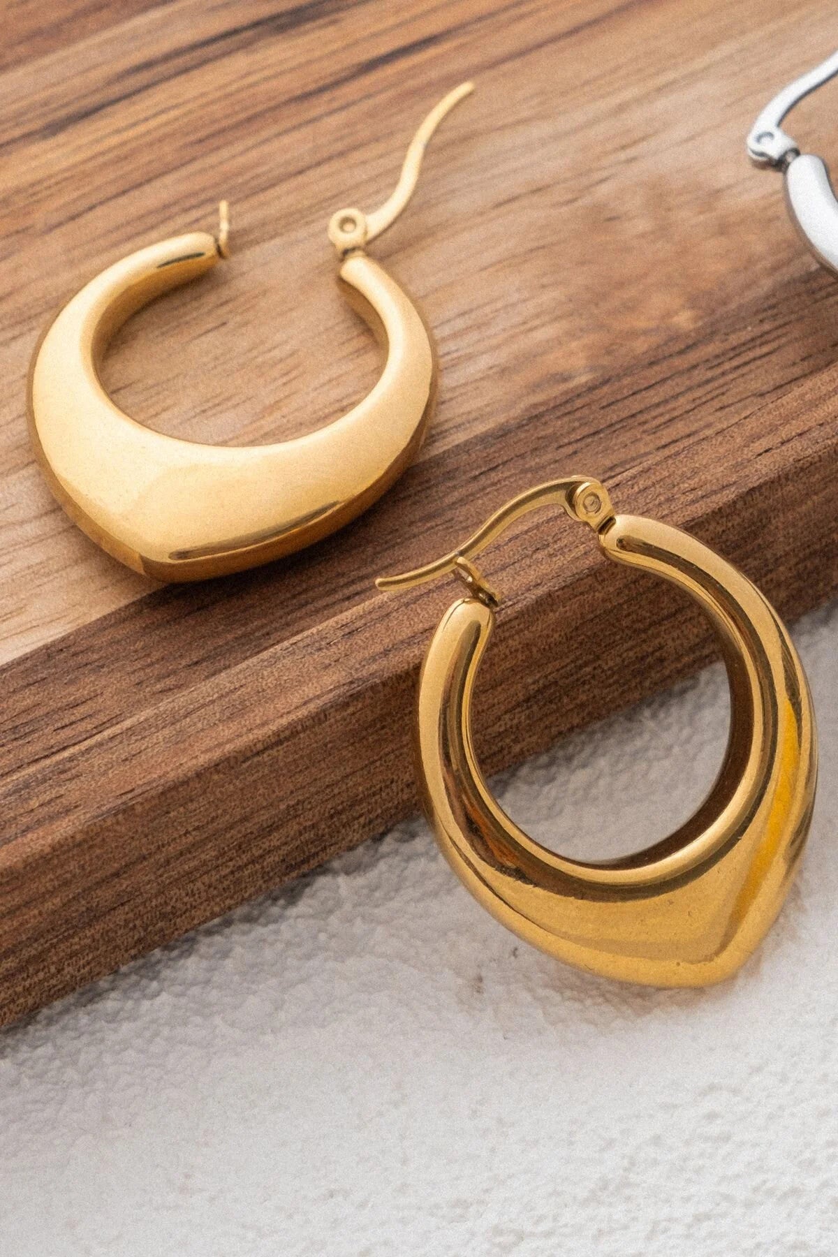 Çelik Bombeli Halka Küpe Kararmaz Altın Kaplama Oval Küpe