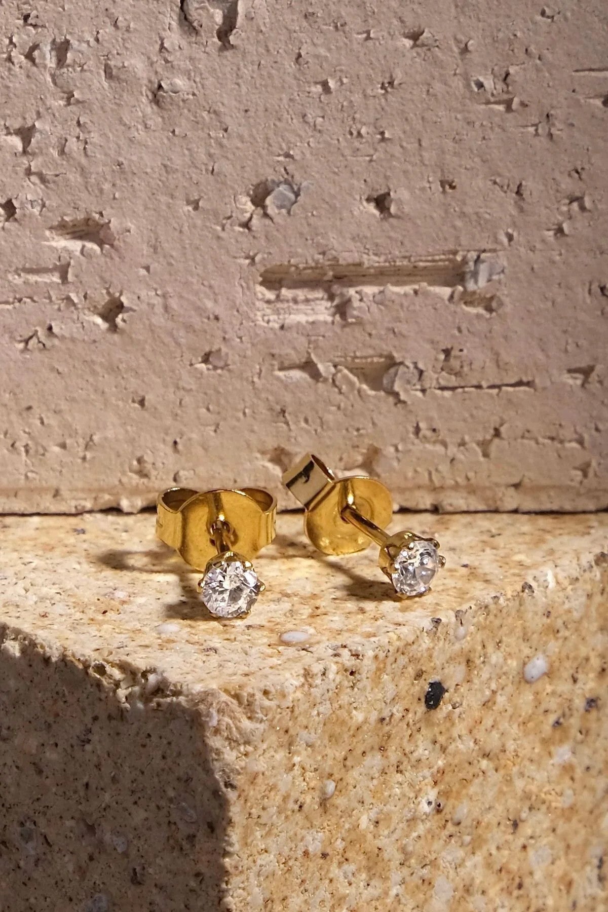 Çelik Tek Taş Küpe 18K Altın Kaplama Tek Taşlı Paslanmaz Çelik Küpe 2mm