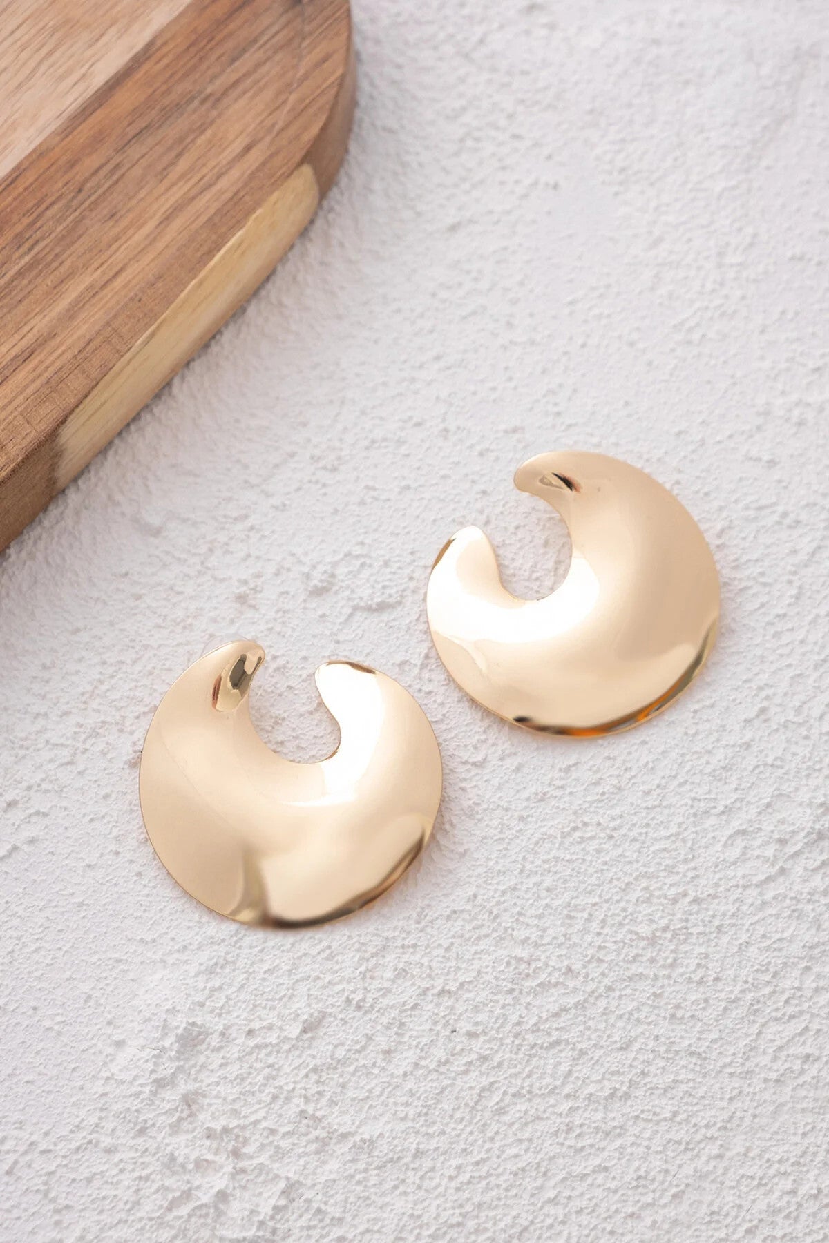 Ayna Plaka Küpe Asimetrik Kıvrımlı Yeni Sezon Büyük Halka Plaka Küpe Altın Renk 4cm