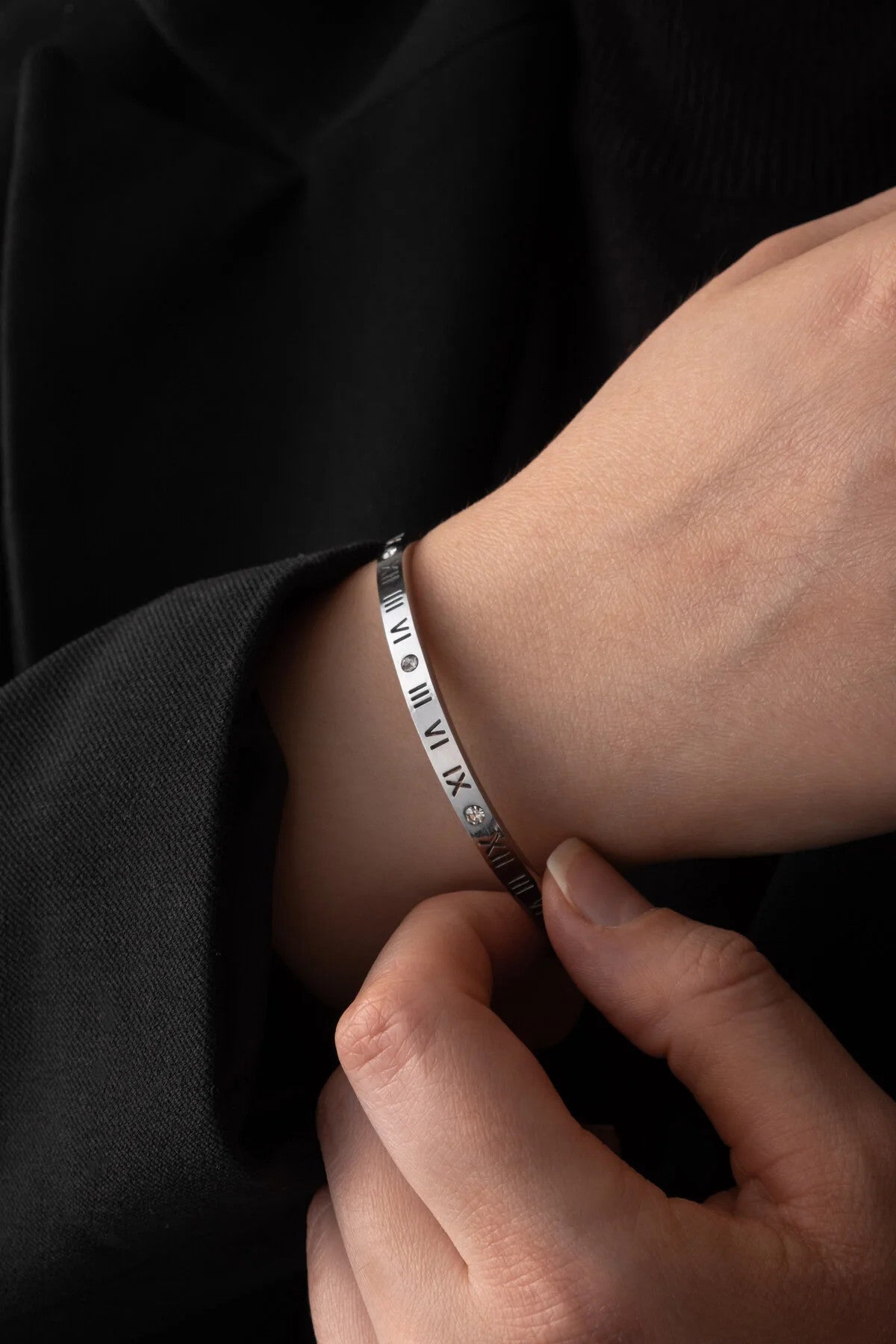 Çelik Roma Rakamlı ve Taşlı İnce Kelepçe Bileklik Gümüş 18cm