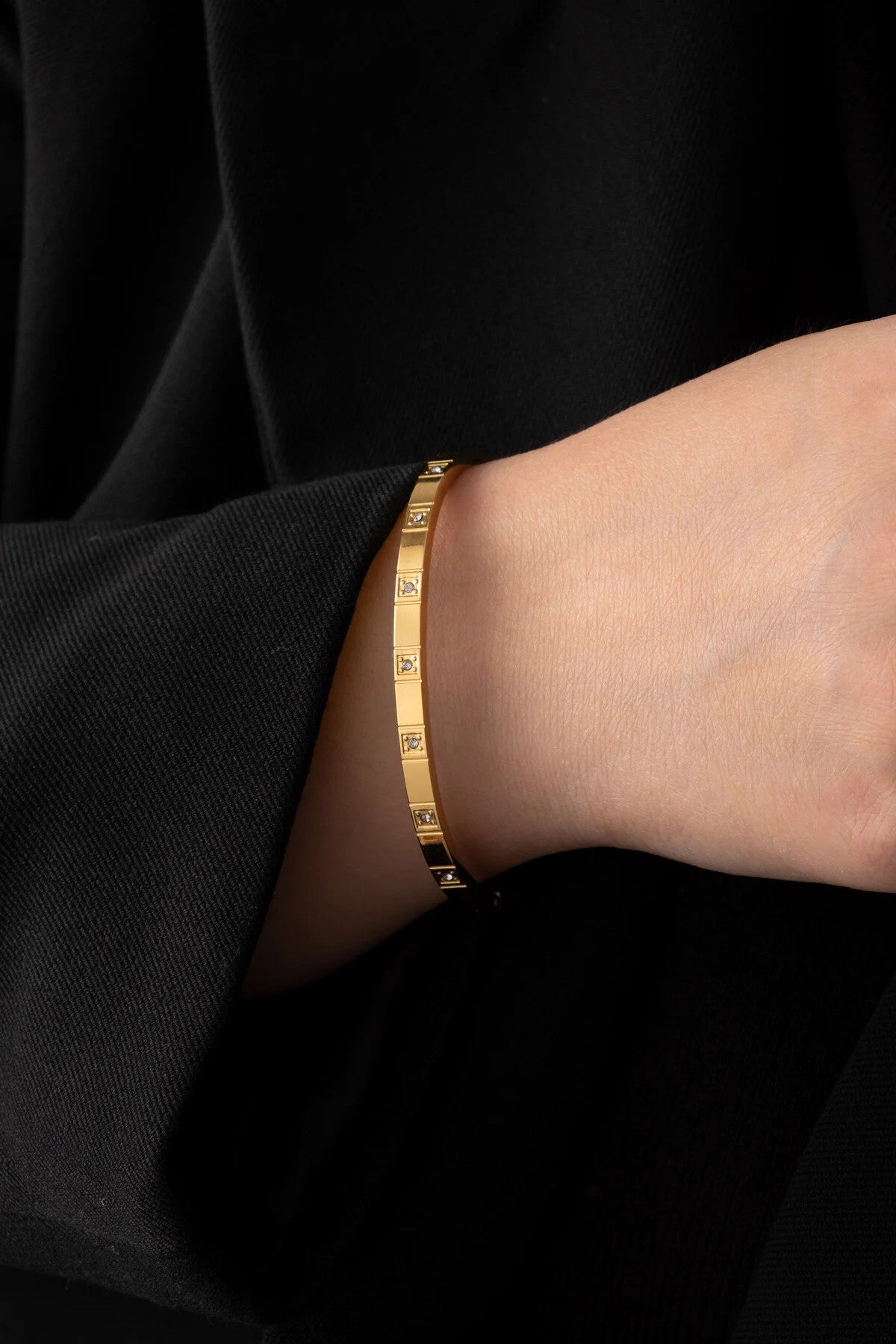 Çelik Taşlı İnce Kelepçe Bileklik Kararmaz