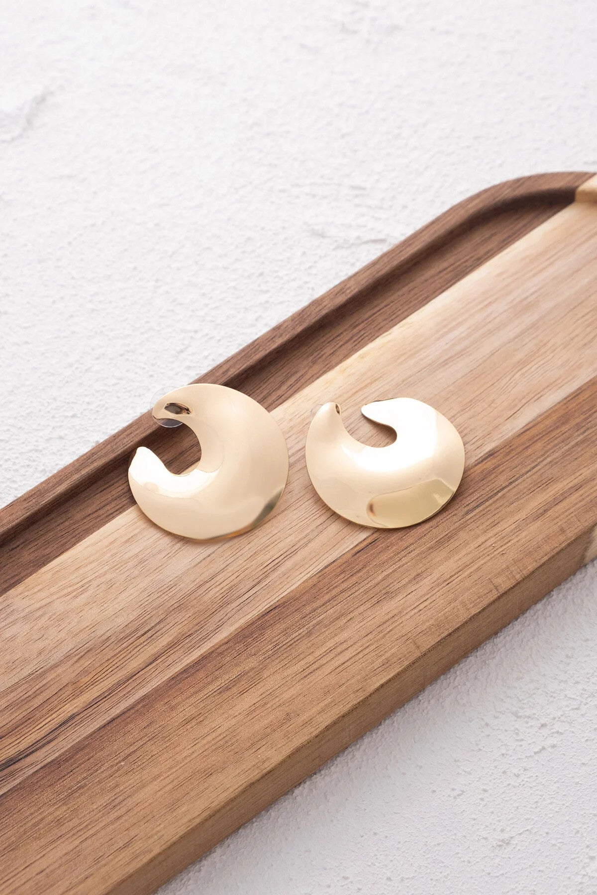 Ayna Plaka Küpe Asimetrik Kıvrımlı Yeni Sezon Büyük Halka Plaka Küpe Altın Renk 4cm