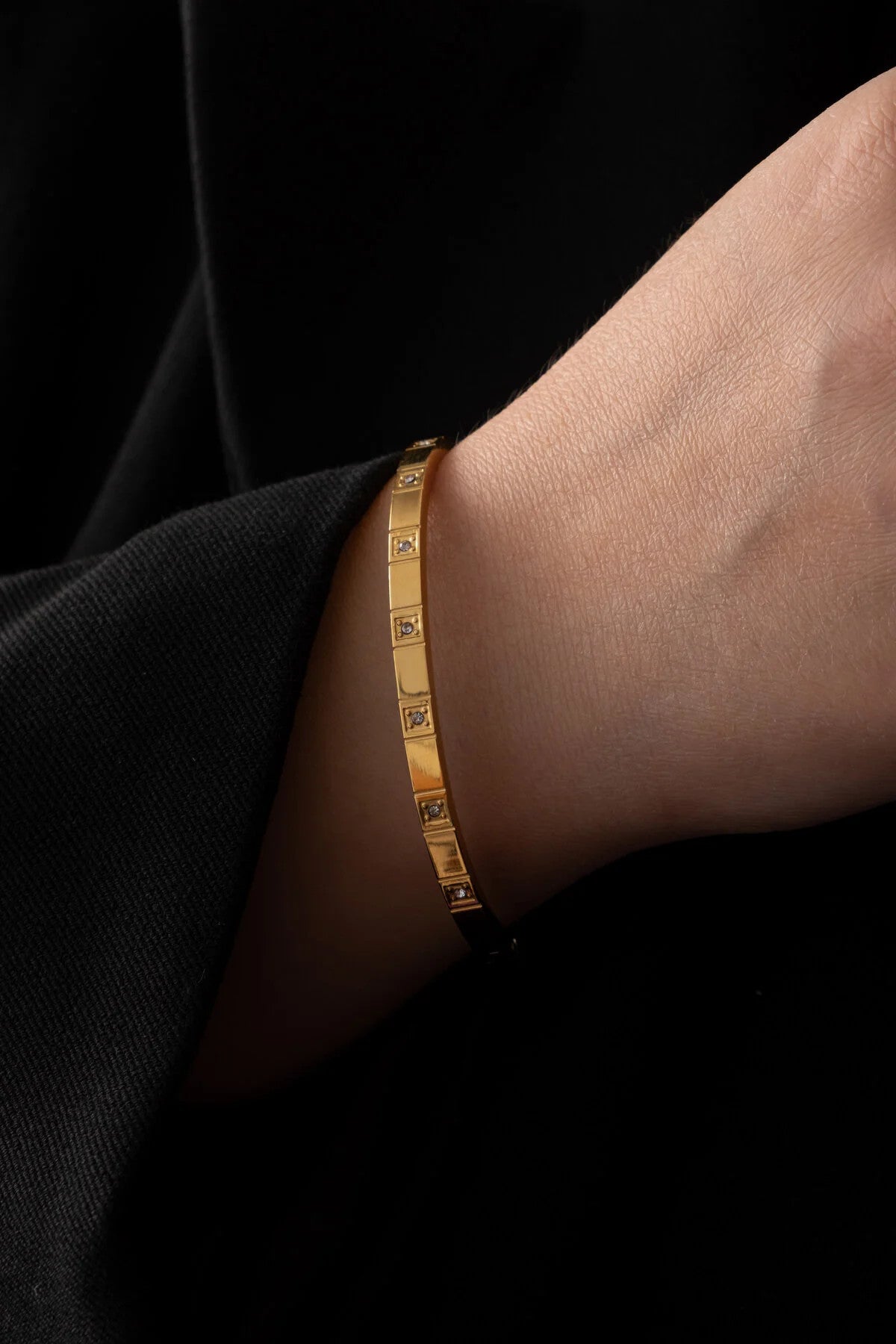 Çelik Taşlı İnce Kelepçe Bileklik Kararmaz