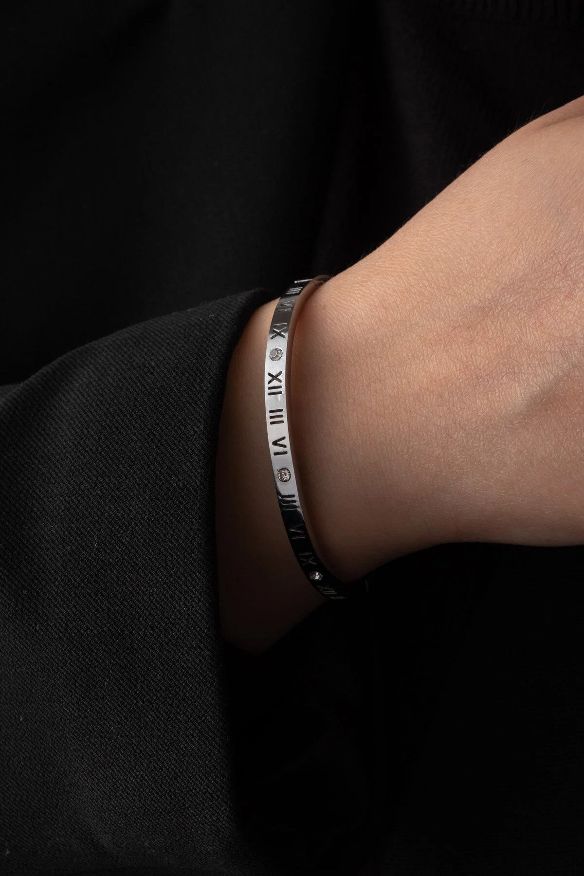 Çelik Roma Rakamlı ve Taşlı İnce Kelepçe Bileklik Gümüş 18cm