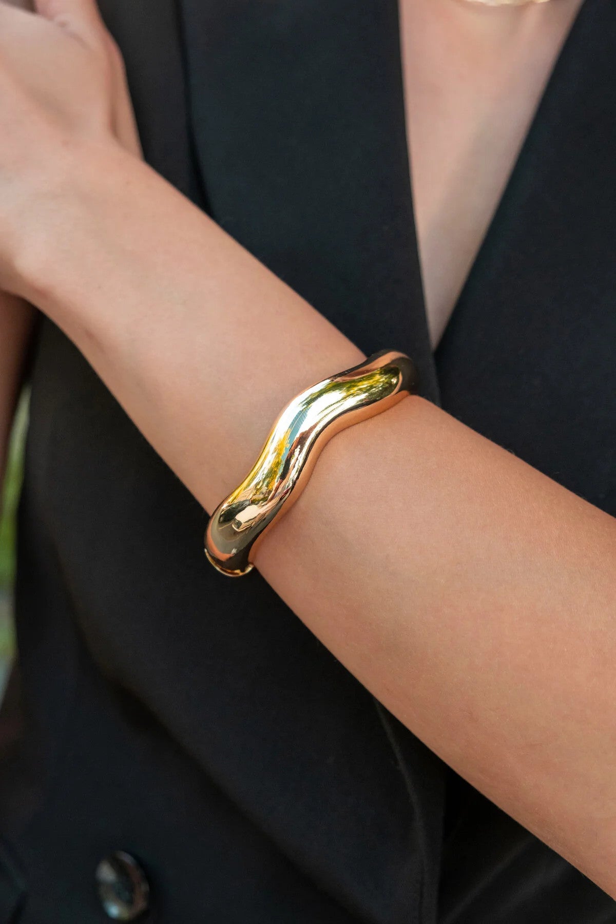 Dalgalı Model Asimetrik Kelepçe Bileklik Altın Kaplama 17cm