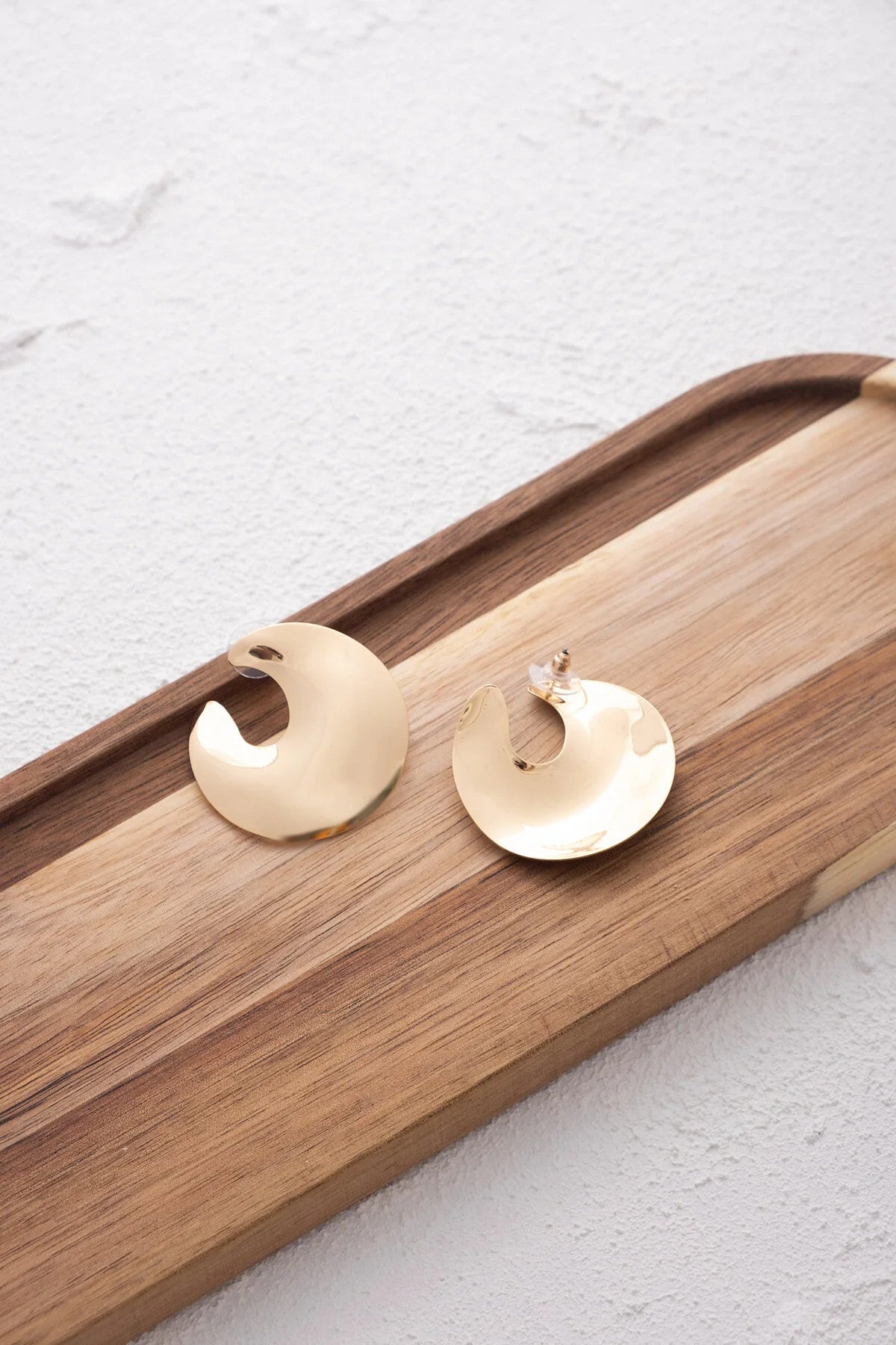 Ayna Plaka Küpe Asimetrik Kıvrımlı Yeni Sezon Büyük Halka Plaka Küpe Altın Renk 4cm