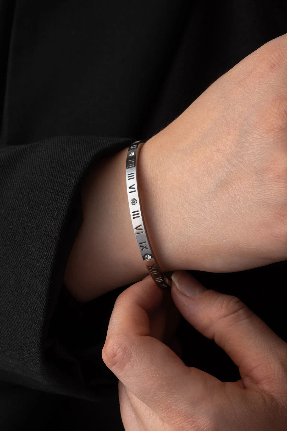 Çelik Roma Rakamlı ve Taşlı İnce Kelepçe Bileklik Gümüş 18cm