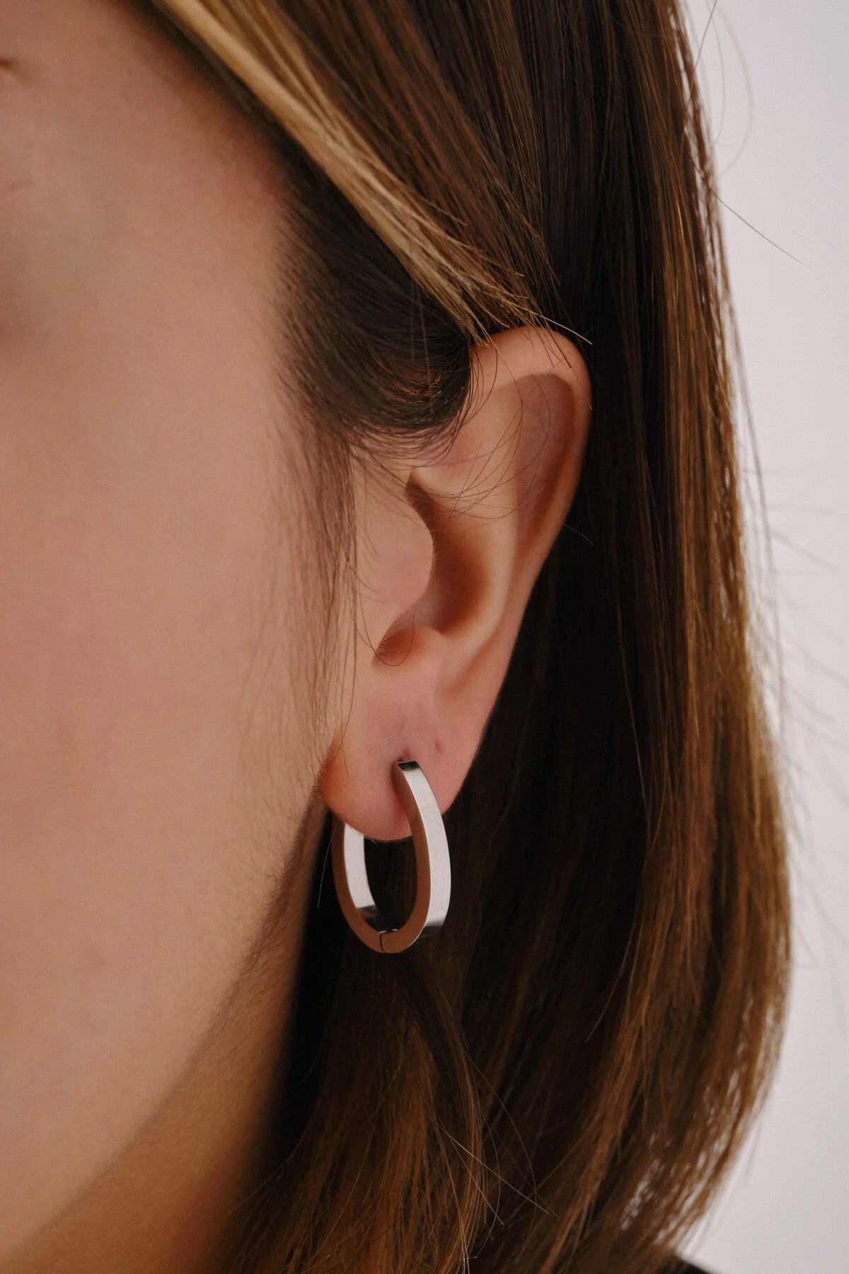 Çelik Oval Bombeli Halka Küpe Kararmaz Plaka 2.5cm Günlük Kullanıma Uygun