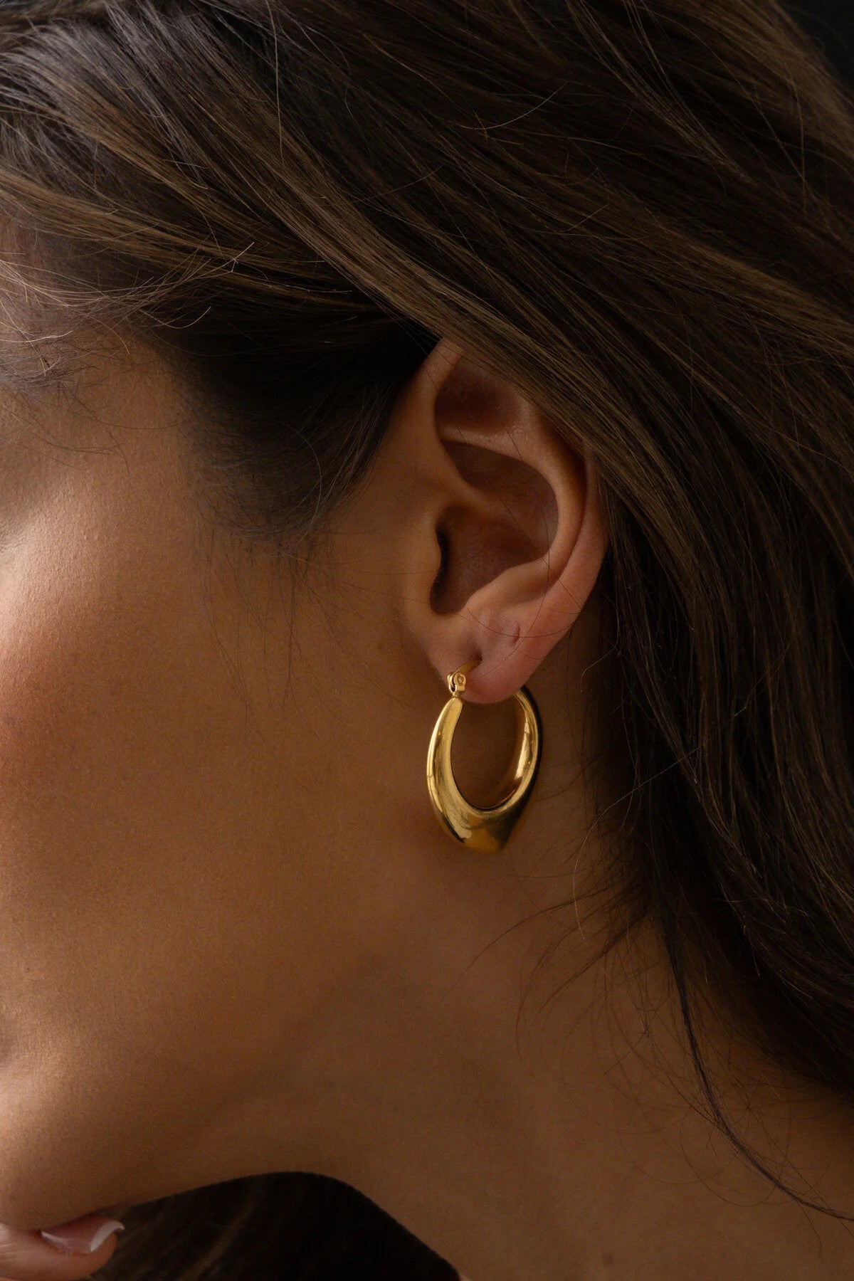 Çelik Bombeli Halka Küpe Kararmaz Altın Kaplama Oval Küpe