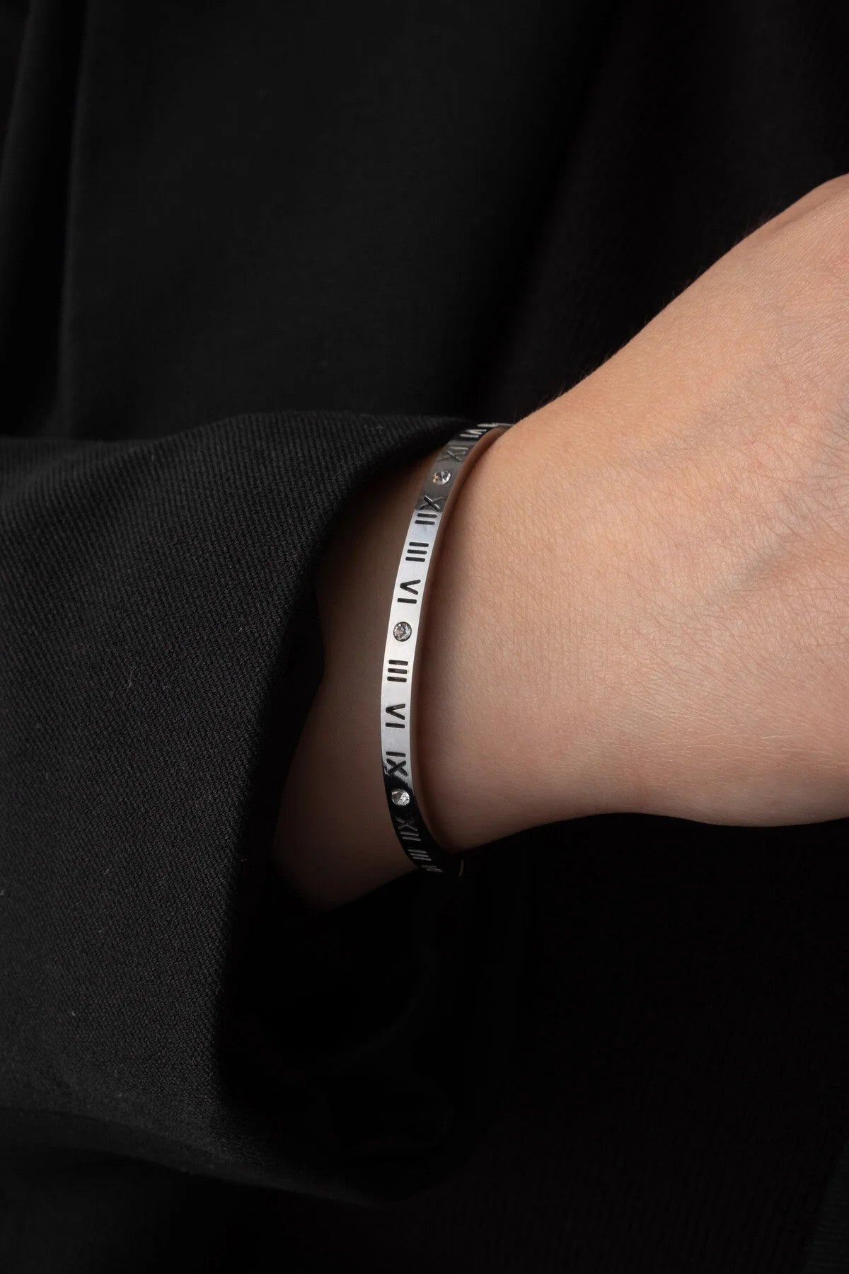 Çelik Roma Rakamlı ve Taşlı İnce Kelepçe Bileklik Gümüş 18cm