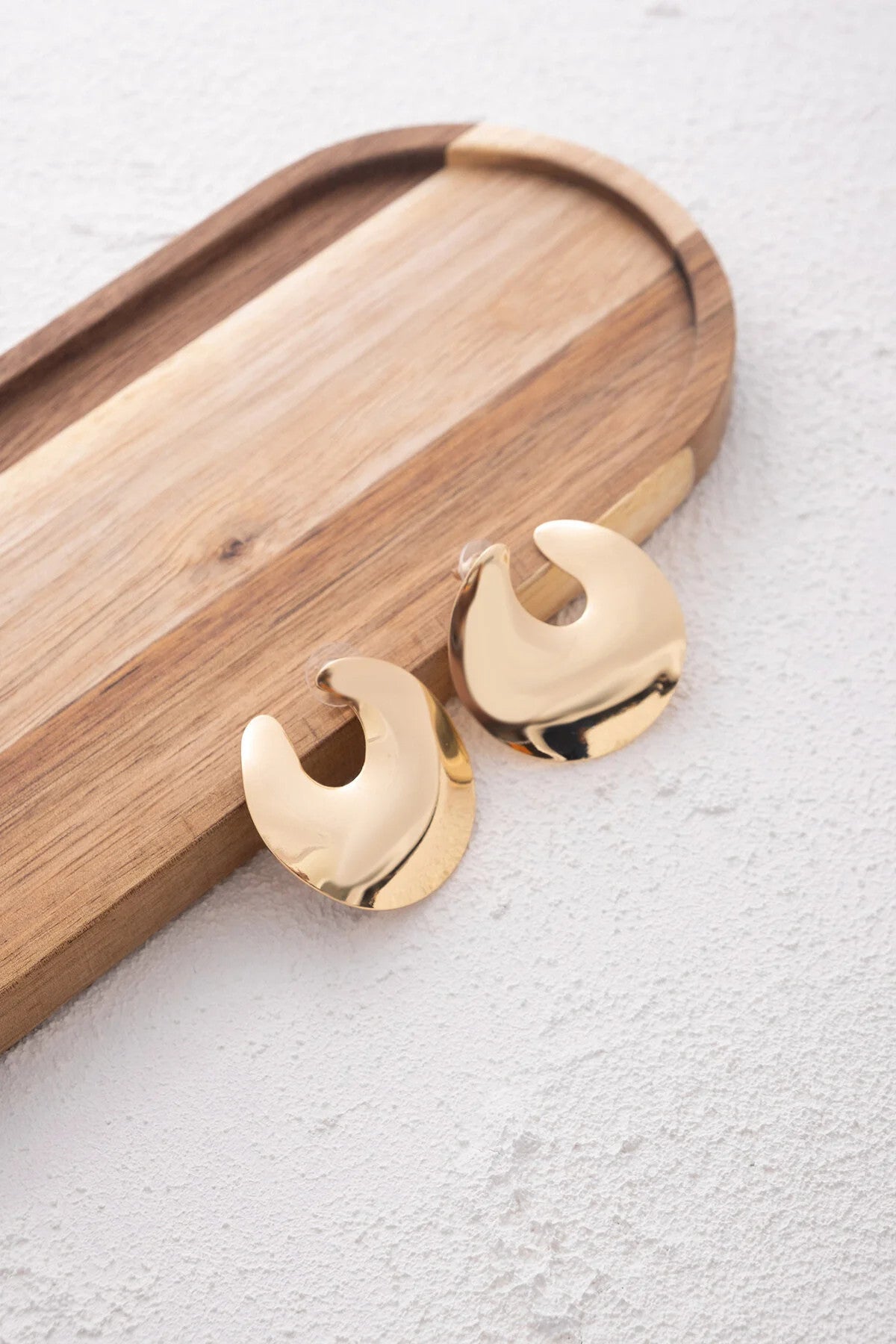 Ayna Plaka Küpe Asimetrik Kıvrımlı Yeni Sezon Büyük Halka Plaka Küpe Altın Renk 4cm