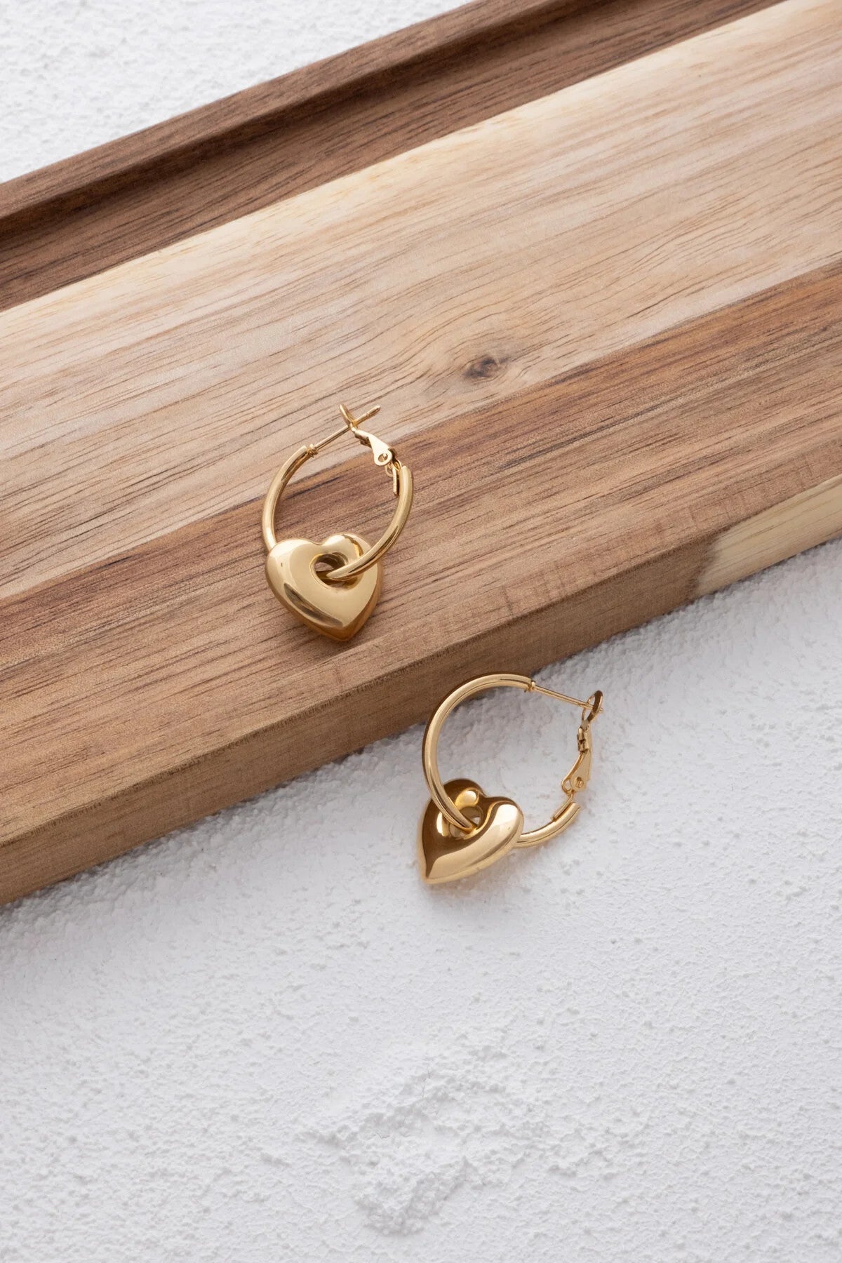 Çelik Kalpli Halka Küpe Boru Halka İçine Geçmeli Kalpli Sallantılı Küpe Kararmaz 3cm