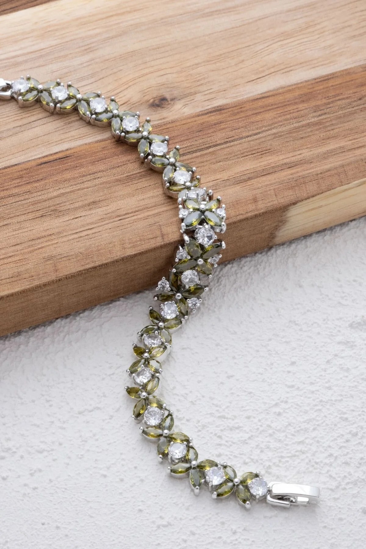 VIP Çiçek Detaylı Bileklik Rodyum Kaplama Zirkon Taşlı Haki Yeşil Taş Gümüş 17+3cm