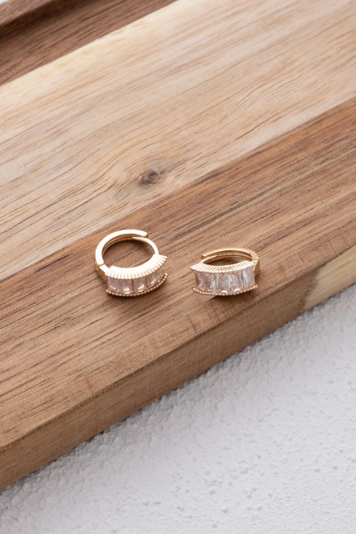 Çelik Taşlı Halka Küpe Beyaz Baget Taşlı Kararmaz 1.3cm