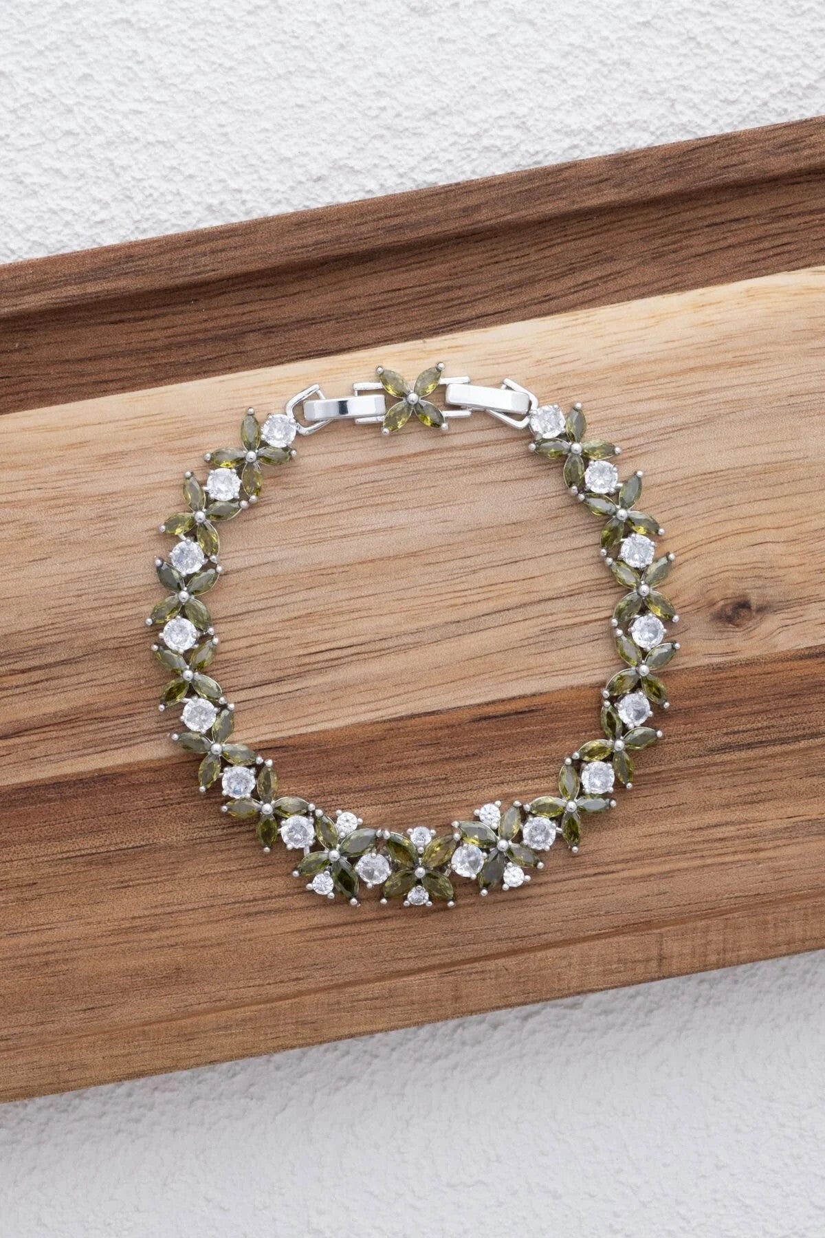 VIP Çiçek Detaylı Bileklik Rodyum Kaplama Zirkon Taşlı Haki Yeşil Taş Gümüş 17+3cm