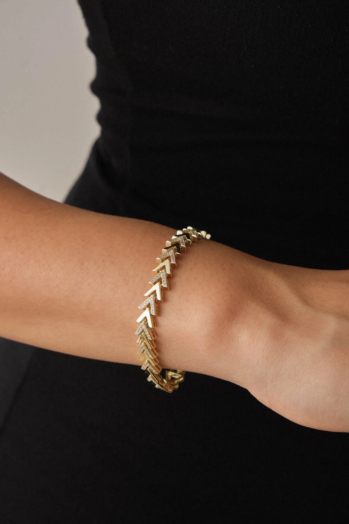 VIP Altın Kaplama Taşlı Balık Sırtı Çavuş 'V' Bileklik Kararmaz Ok Model 17+3cm 8mm