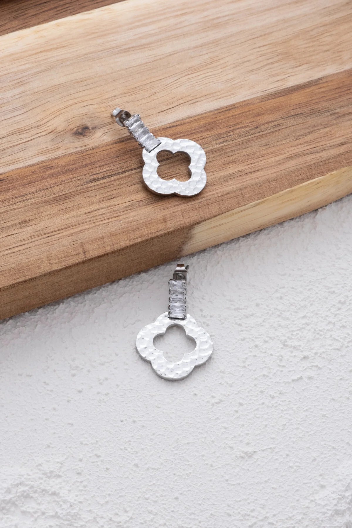 Çelik Yonca Küpe Kabartma Dokulu Plaka Dikdörtgen Taşlı Kararmaz 3.8 cm