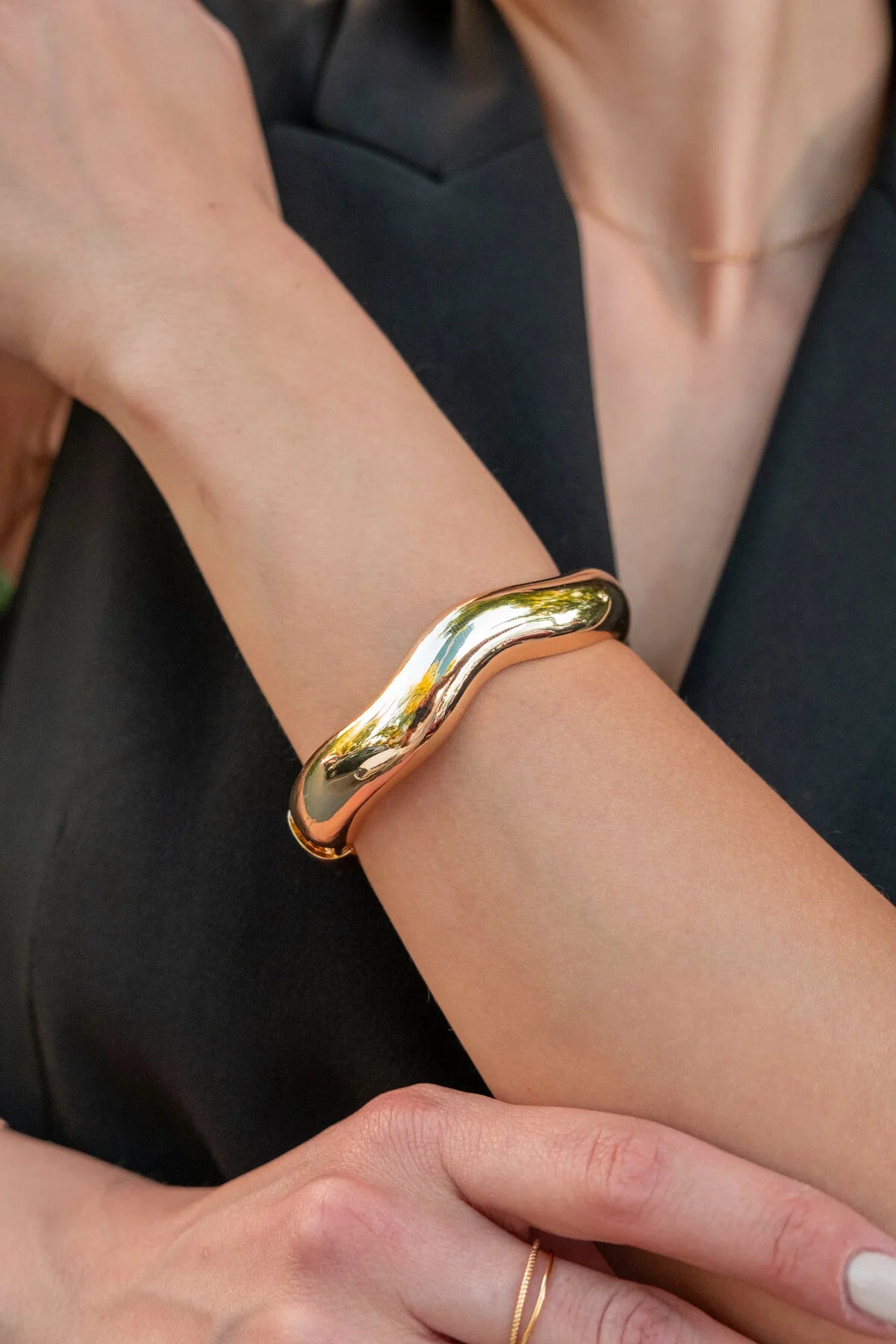 Dalgalı Model Asimetrik Kelepçe Bileklik Altın Kaplama 17cm