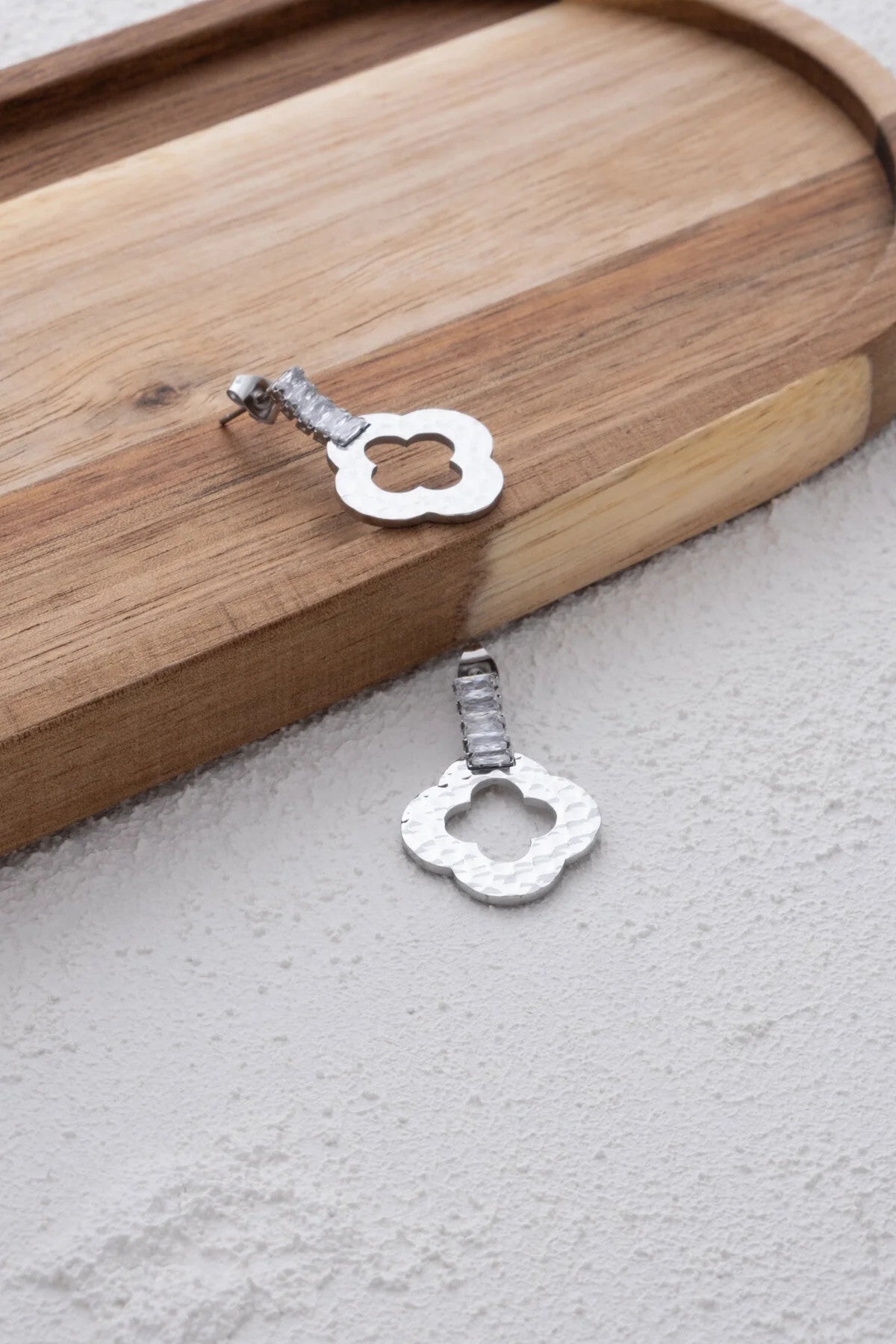 Çelik Yonca Küpe Kabartma Dokulu Plaka Dikdörtgen Taşlı Kararmaz 3.8 cm