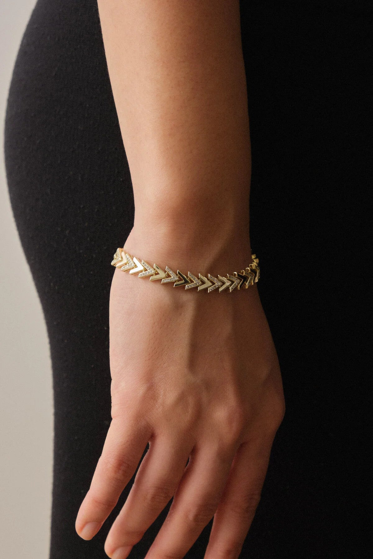 VIP Altın Kaplama Taşlı Balık Sırtı Çavuş 'V' Bileklik Kararmaz Ok Model 17+3cm 8mm