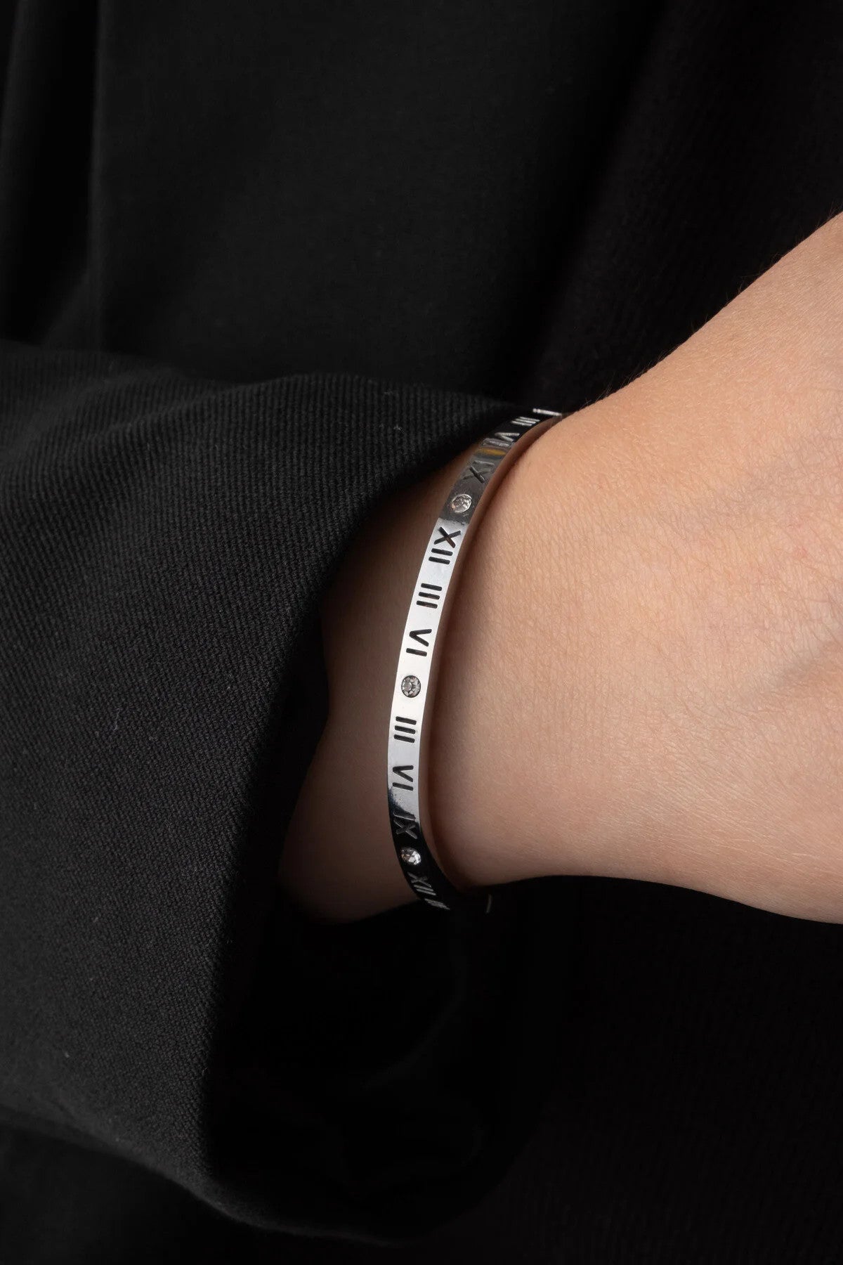 Çelik Roma Rakamlı ve Taşlı İnce Kelepçe Bileklik Gümüş 18cm