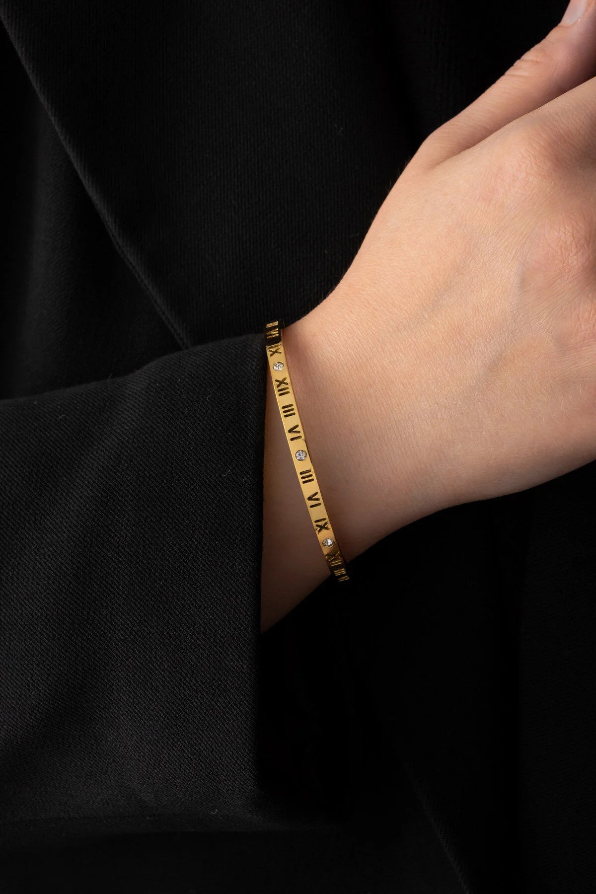 Çelik Roma Rakamlı ve Taşlı İnce Kelepçe Bileklik Gümüş 18cm