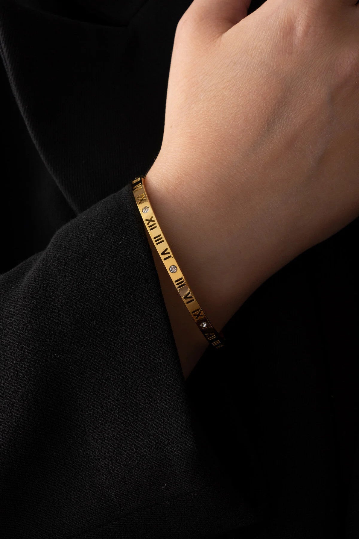 Çelik Roma Rakamlı ve Taşlı İnce Kelepçe Bileklik Gümüş 18cm