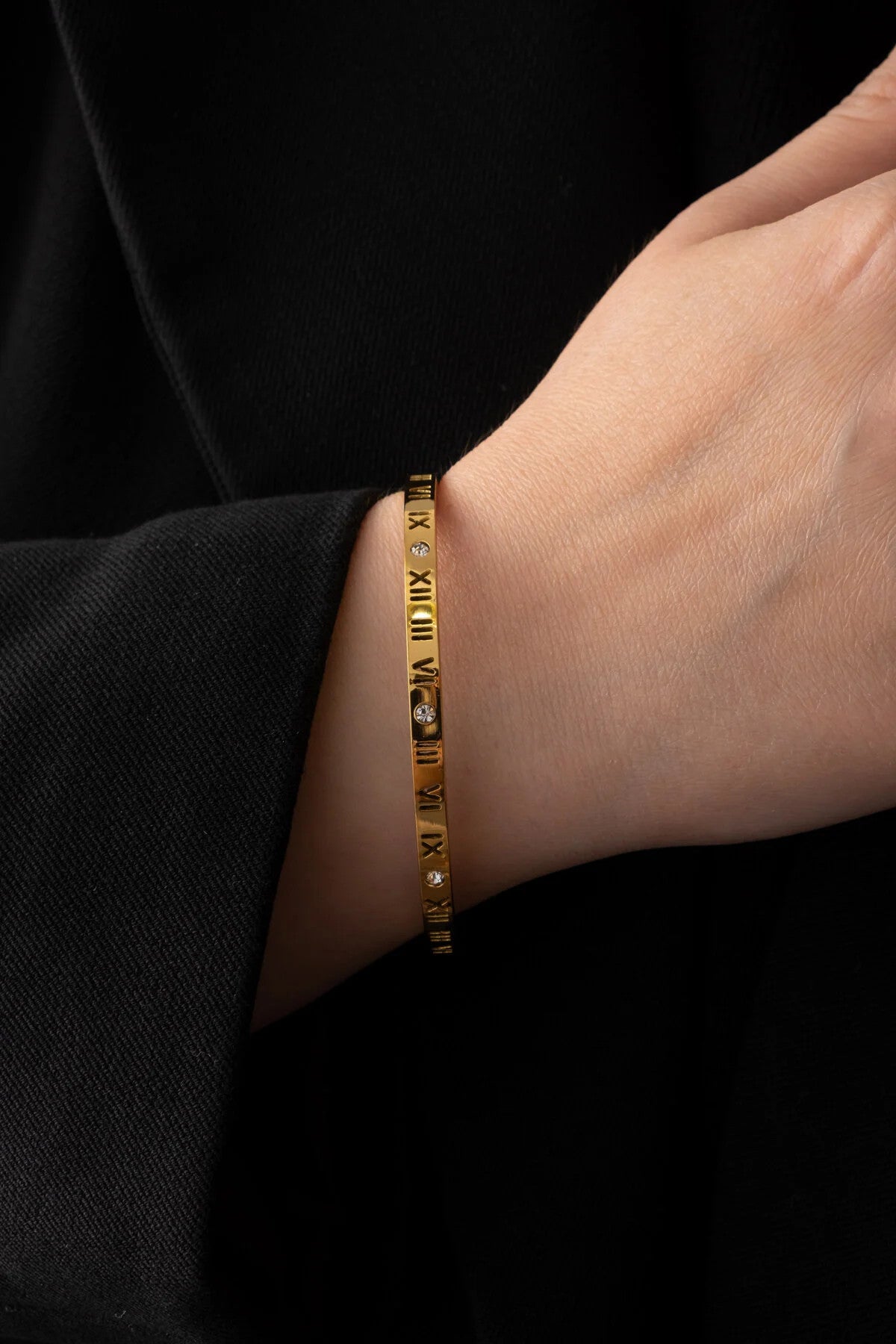 Çelik Roma Rakamlı ve Taşlı İnce Kelepçe Bileklik Gümüş 18cm